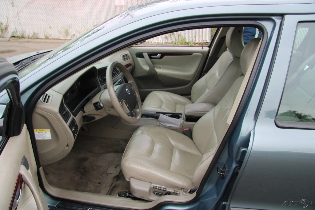 2004 Volvo V70 2nd Gen - Image 13 of 21