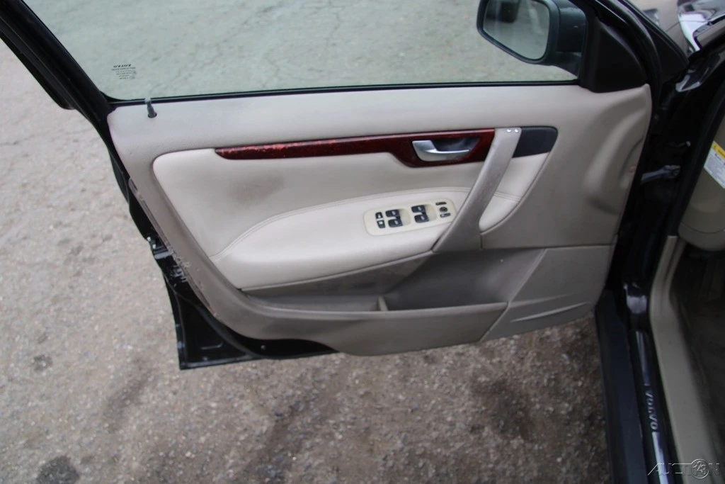 2004 Volvo V70 2nd Gen - Image 11 of 21