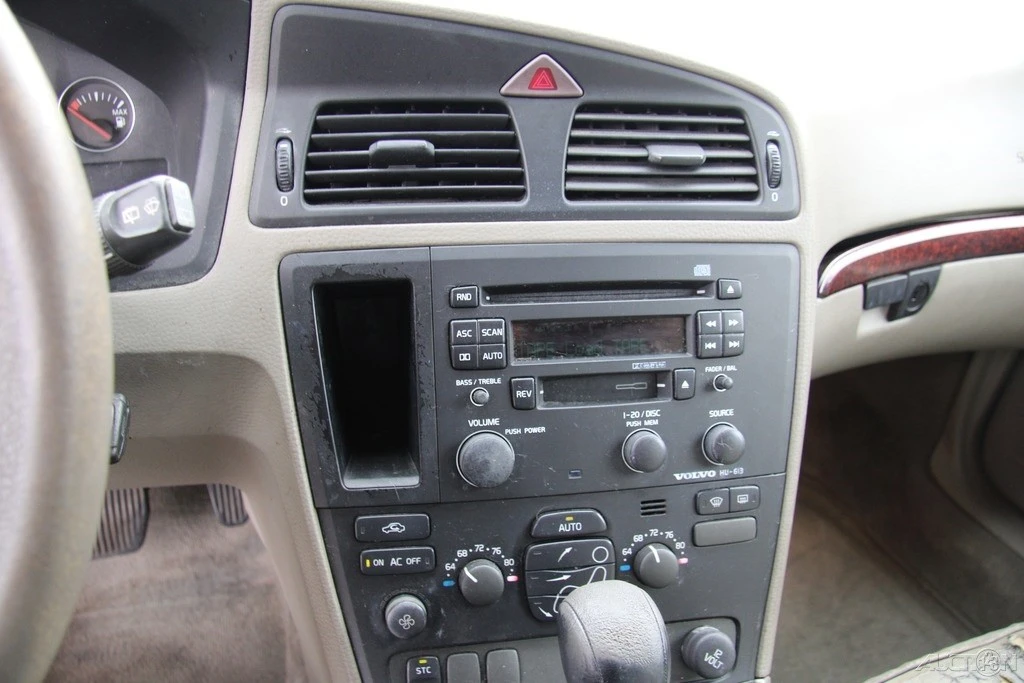2004 Volvo V70 2nd Gen - Image 16 of 21