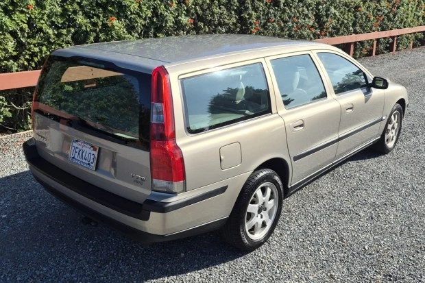 2004 Volvo V70 2nd Gen - Image 2 of 8