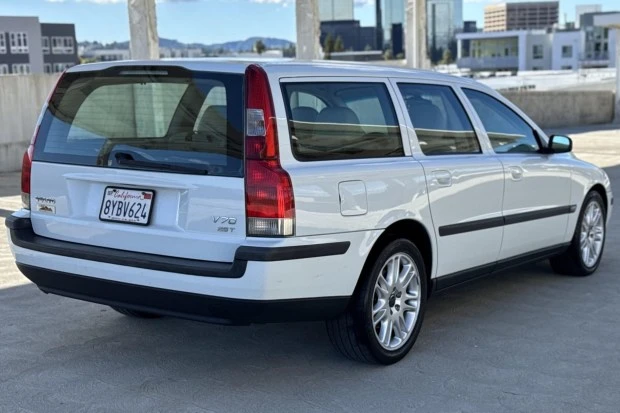 2004 Volvo V70 2nd Gen - Image 2 of 8