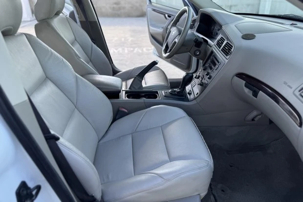 2004 Volvo V70 2nd Gen - Image 4 of 8