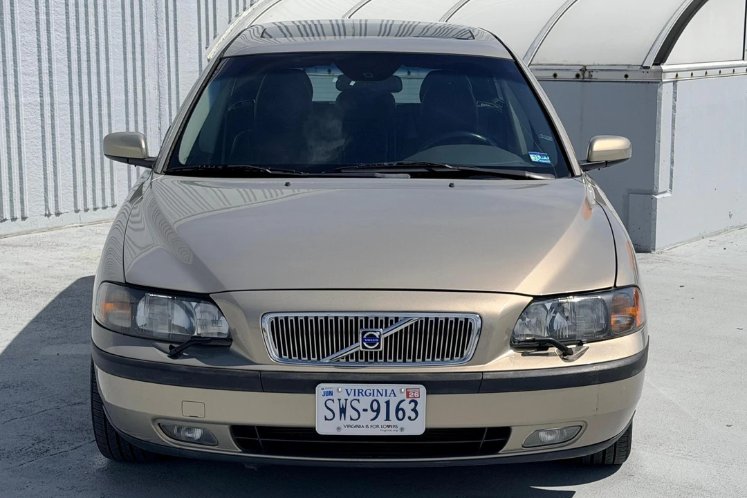 2004 Volvo V70 2nd Gen - Image 2 of 31
