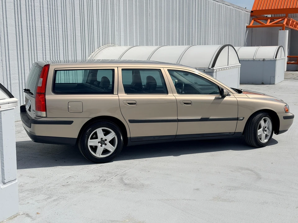 2004 Volvo V70 2nd Gen - Image 7 of 31