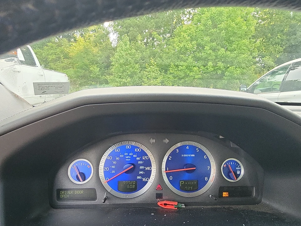 2004 Volvo V70 2nd Gen - Image 13 of 21