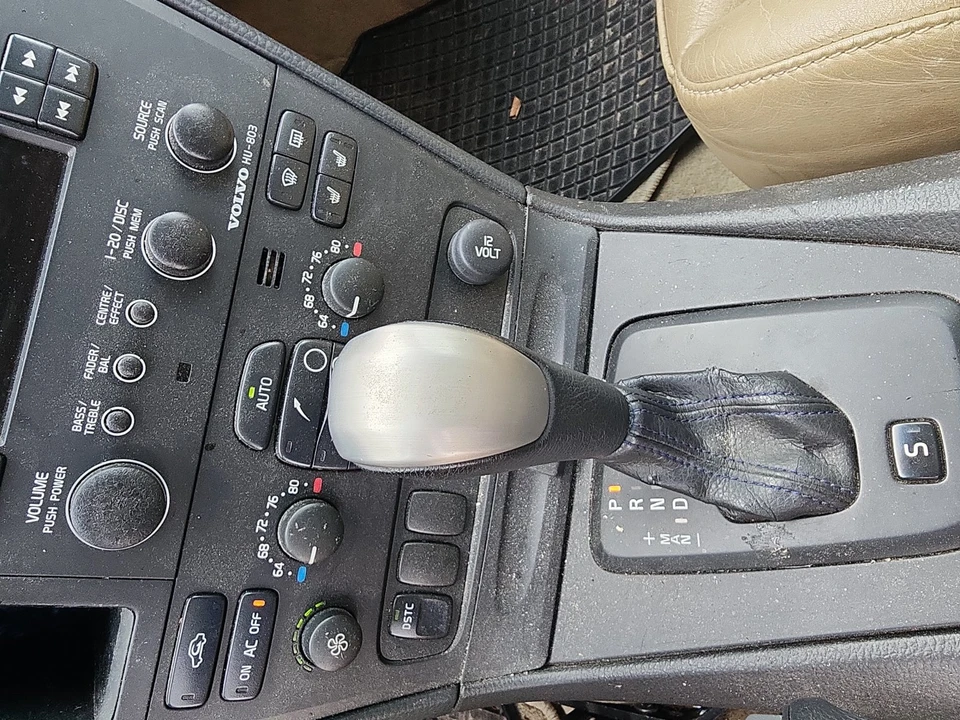2004 Volvo V70 2nd Gen - Image 16 of 21