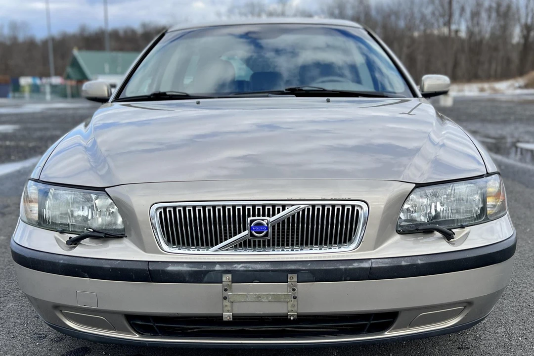 2004 Volvo V70 2nd Gen - Image 2 of 31