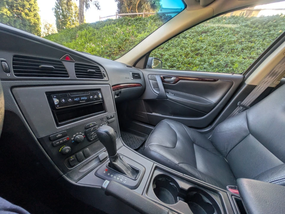 2004 Volvo V70 2nd Gen - Image 13 of 21