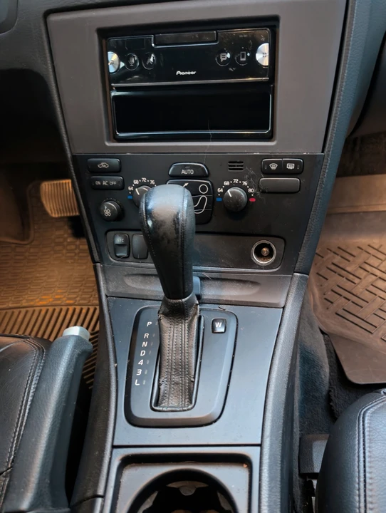2004 Volvo V70 2nd Gen - Image 14 of 21