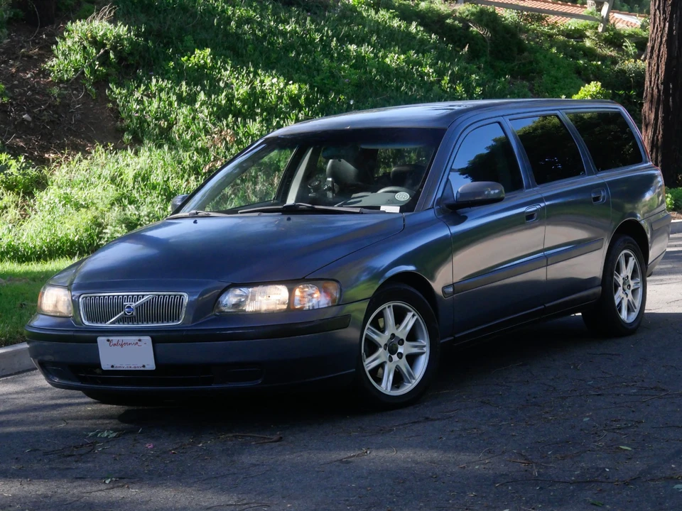 2004 Volvo V70 2nd Gen - Image 2 of 21