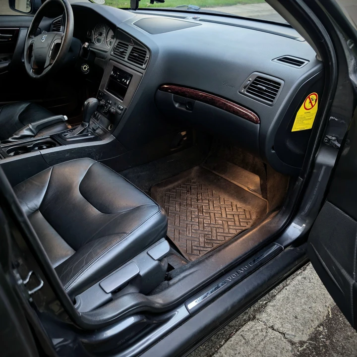 2004 Volvo V70 2nd Gen - Image 10 of 21