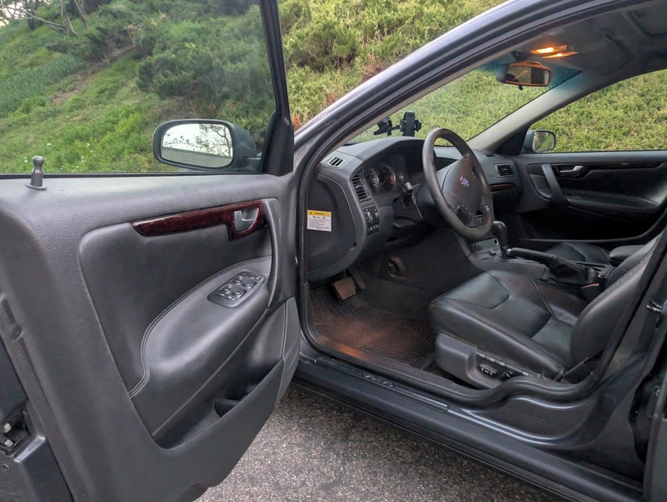 2004 Volvo V70 2nd Gen - Image 9 of 21