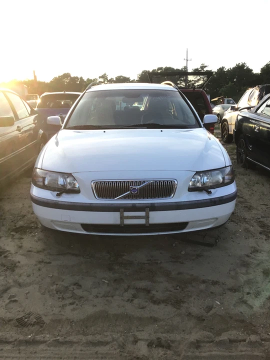 2004 Volvo V70 2nd Gen - Image 2 of 2