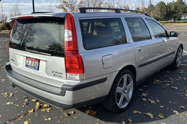 2004 Volvo V70 2nd Gen - Image 2 of 9