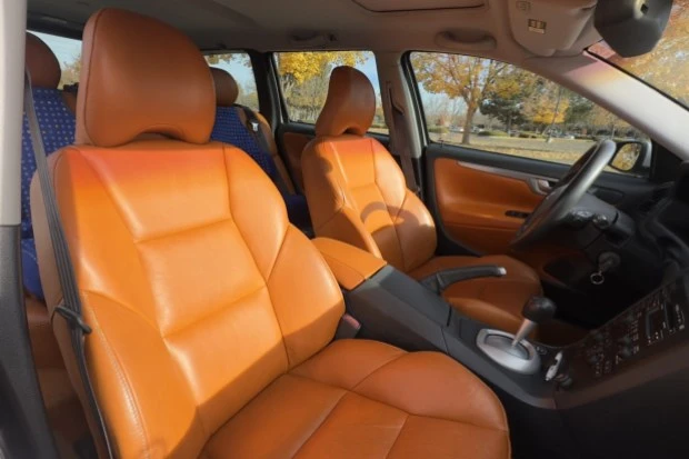 2004 Volvo V70 2nd Gen - Image 4 of 9