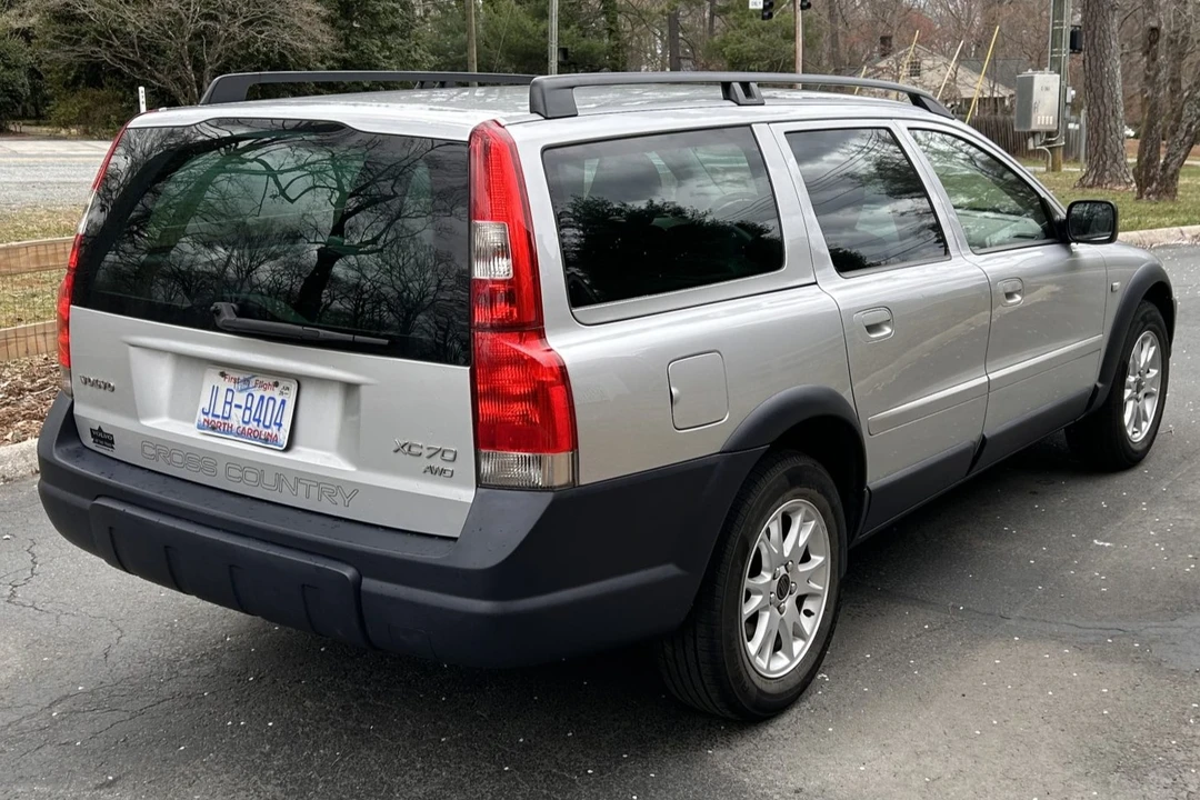 2004 Volvo V70 XC/XC70 2nd Gen - Image 2 of 7