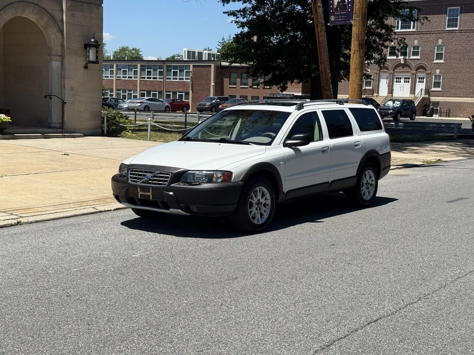 2004 Volvo V70 XC/XC70 2nd Gen - Image 2 of 31