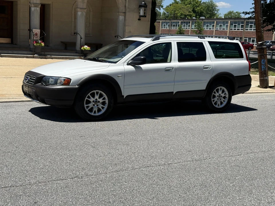 2004 Volvo V70 XC/XC70 2nd Gen - Image 5 of 31