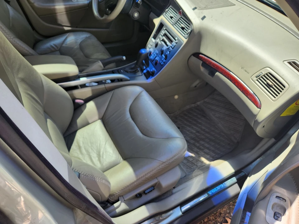 2004 Volvo V70 XC/XC70 2nd Gen - Image 5 of 11
