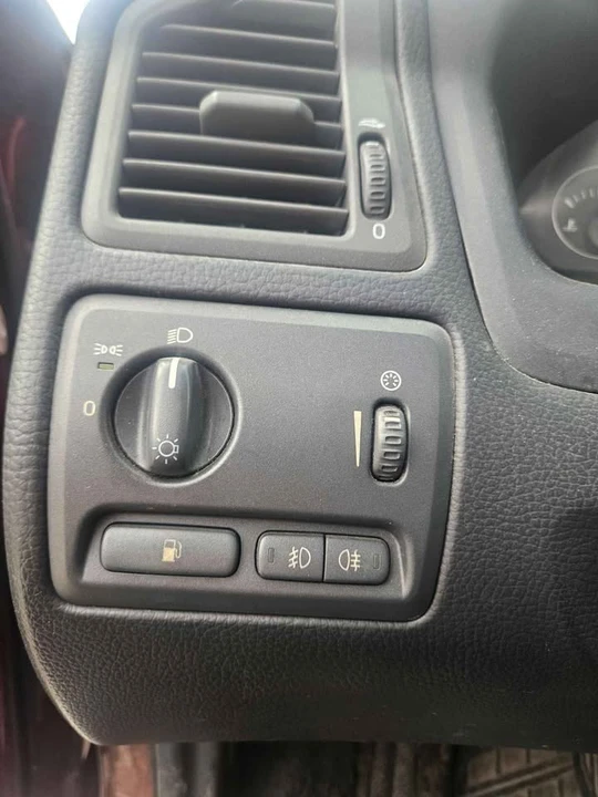2004 Volvo XC90 1st Gen - Image 16 of 19