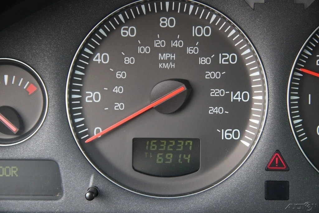 2004 Volvo XC90 1st Gen - Image 17 of 21