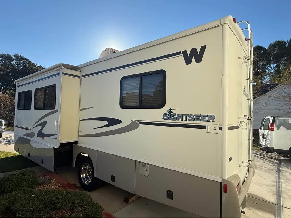 2004 Winnebago - Image 2 of 10