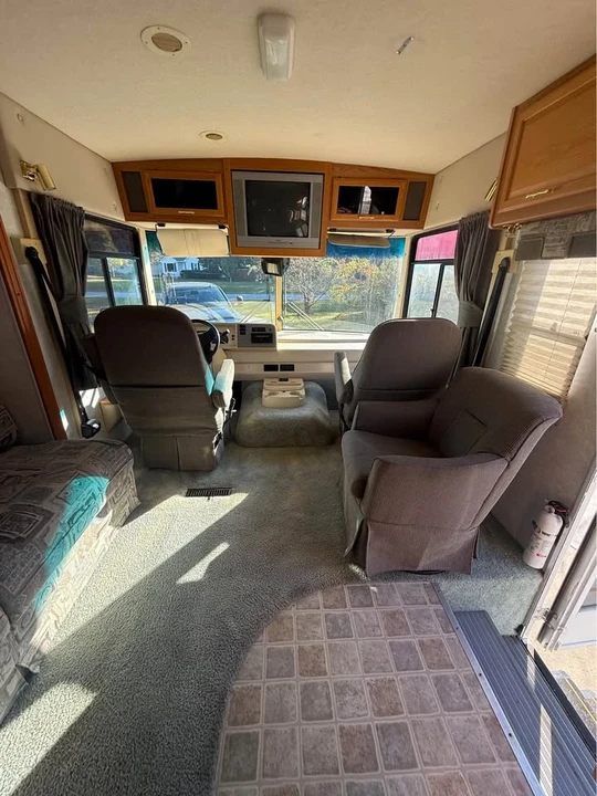 2004 Winnebago - Image 4 of 10