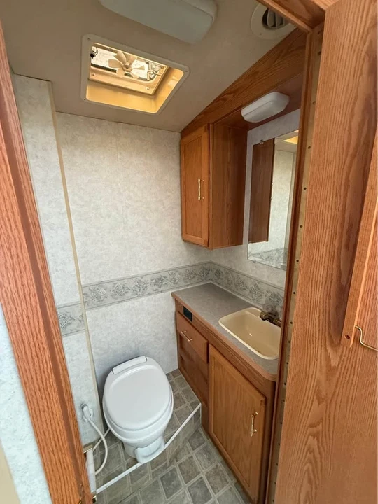 2004 Winnebago - Image 9 of 10