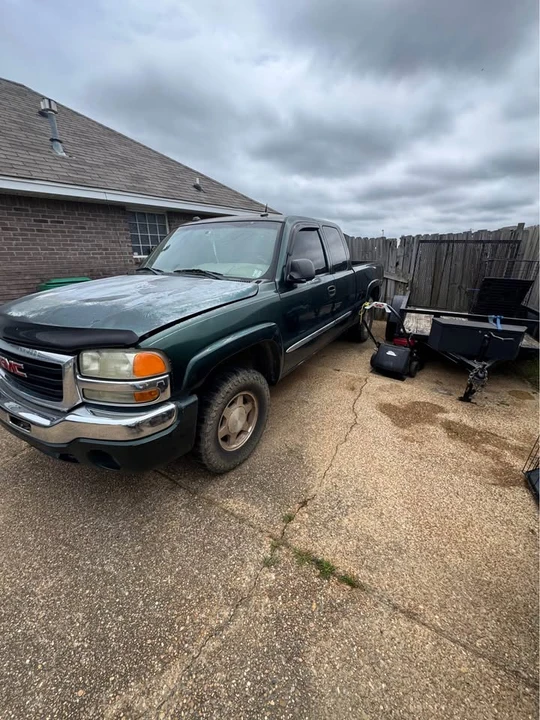 2004 GMC - Image 2 of 3