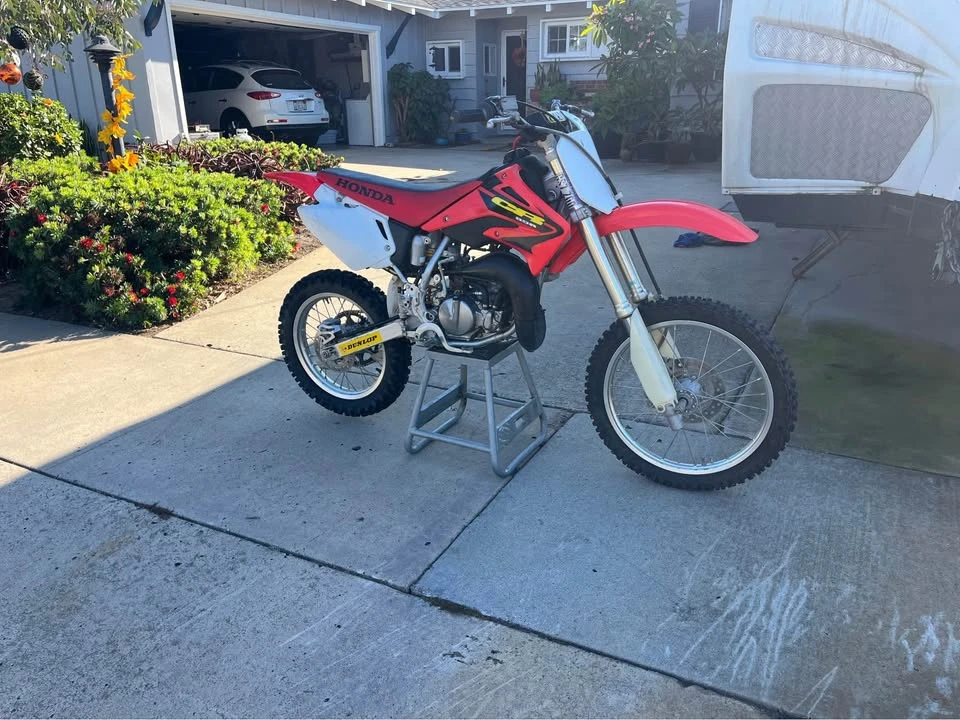 2004 Honda CR - Image 2 of 3