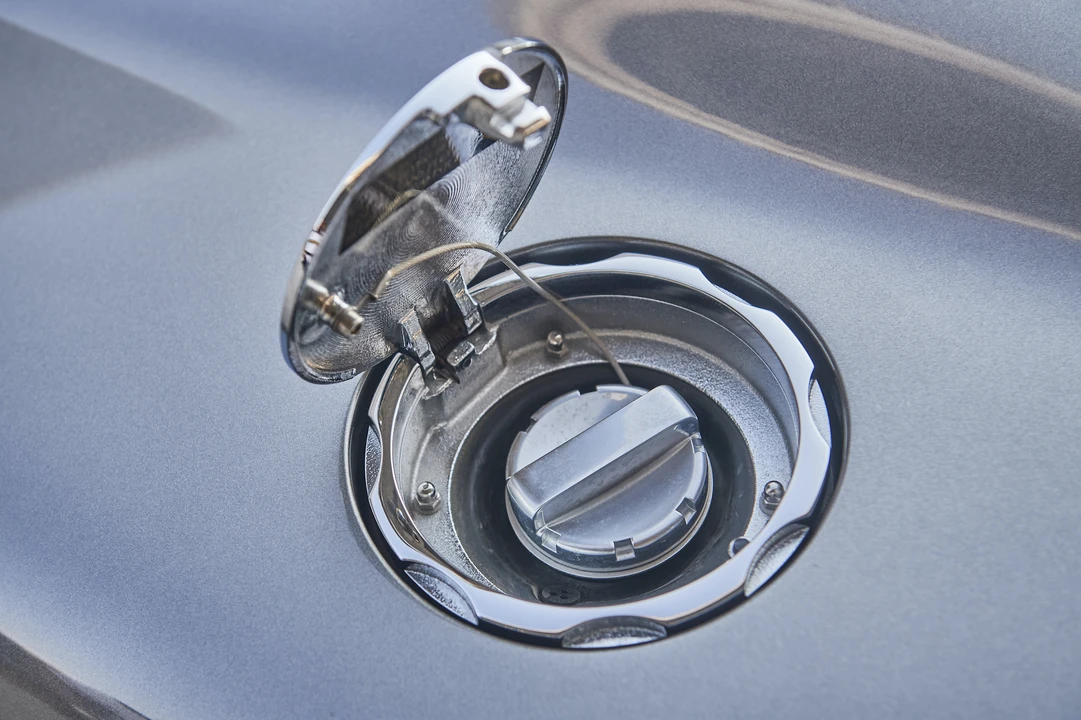 2005 Aston Martin Vanquish 1st Gen - Image 28 of 31