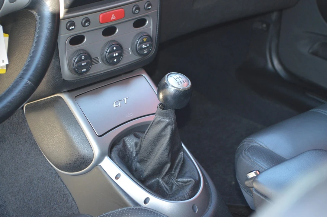 2005 Alfa Romeo GT - Image 17 of 30