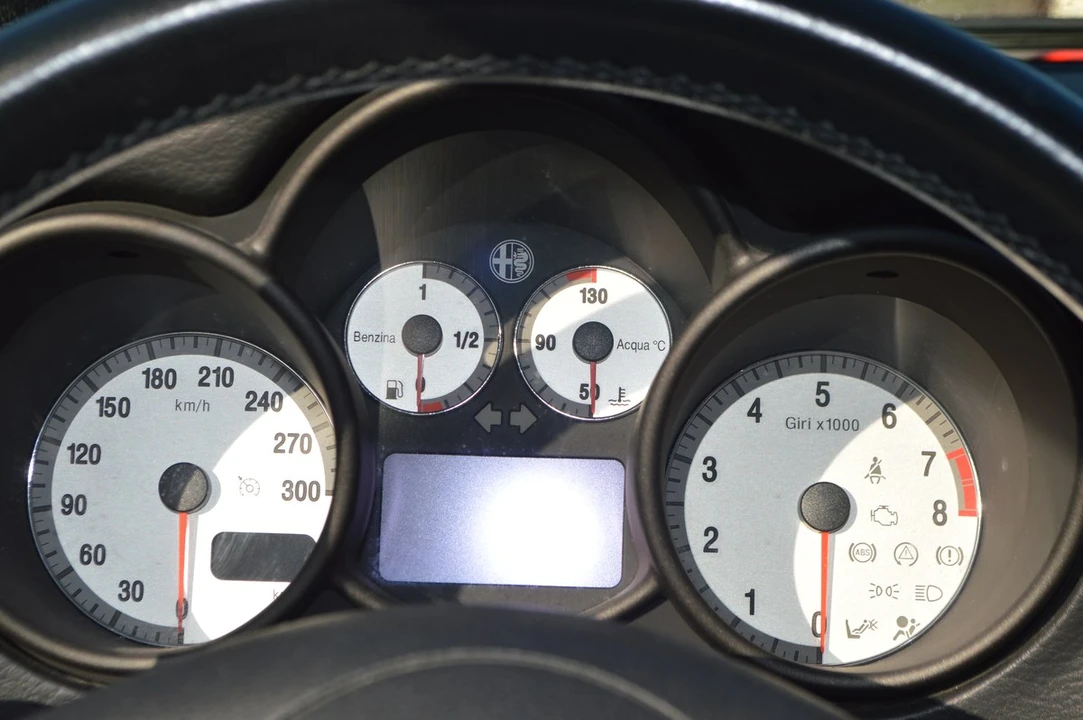 2005 Alfa Romeo GT - Image 16 of 30