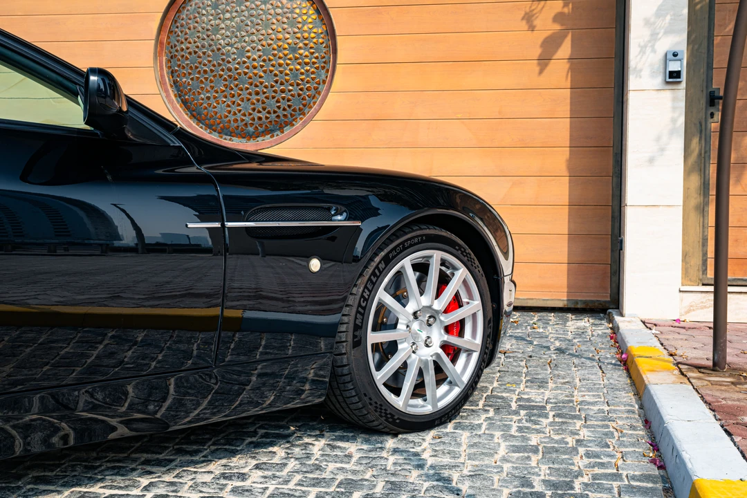 2005 Aston Martin Vanquish 1st Gen - Image 26 of 31