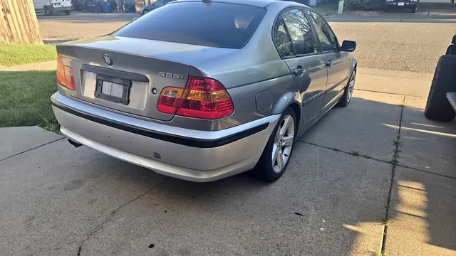 2005 BMW 325i Sedan
