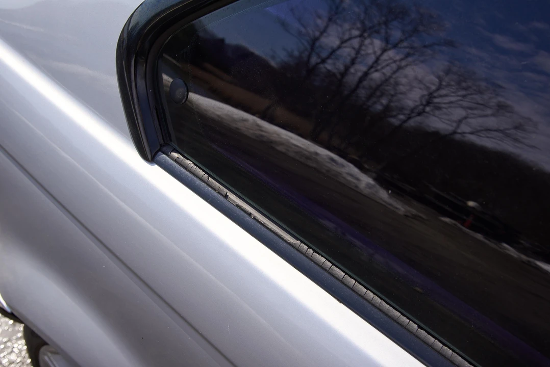 2005 BMW E46 330i & 330Ci - Image 19 of 31