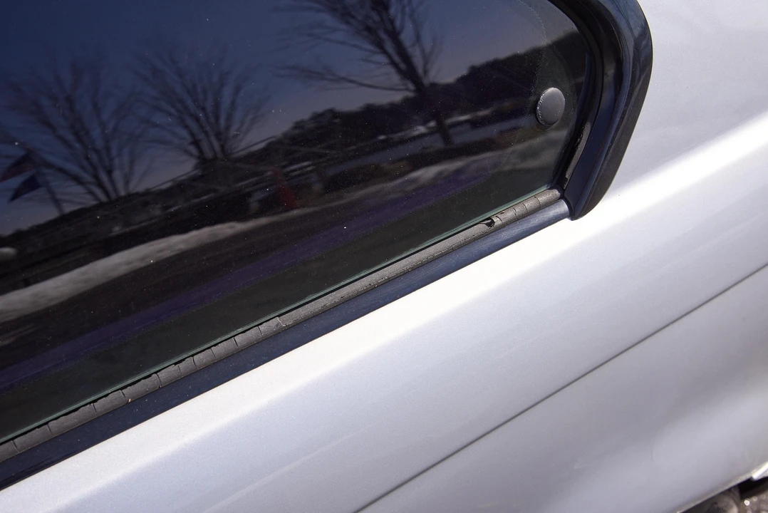 2005 BMW E46 330i & 330Ci - Image 15 of 31