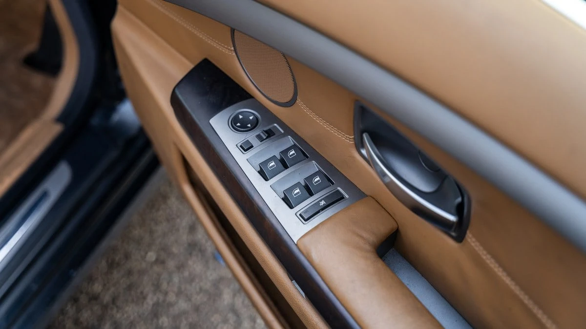 2005 BMW E65/E66 750i & 760i Sedan - Image 19 of 30