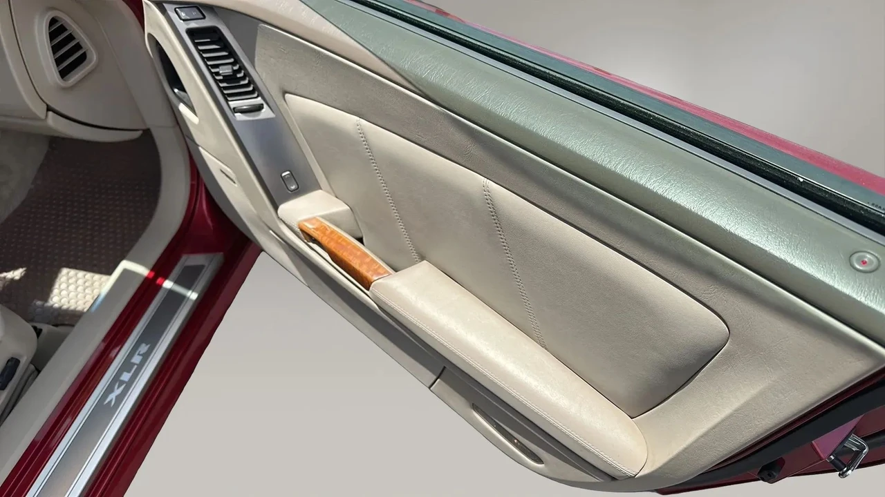 2005 Cadillac XLR - Image 14 of 31