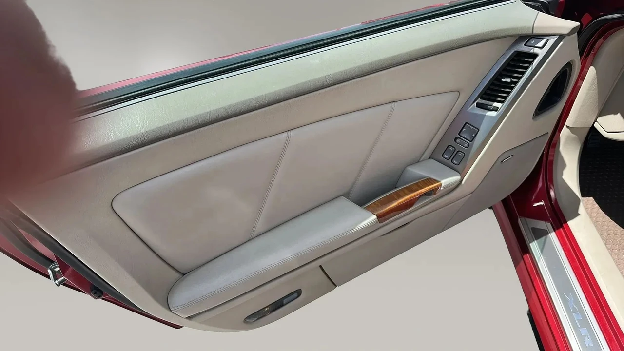 2005 Cadillac XLR - Image 12 of 31