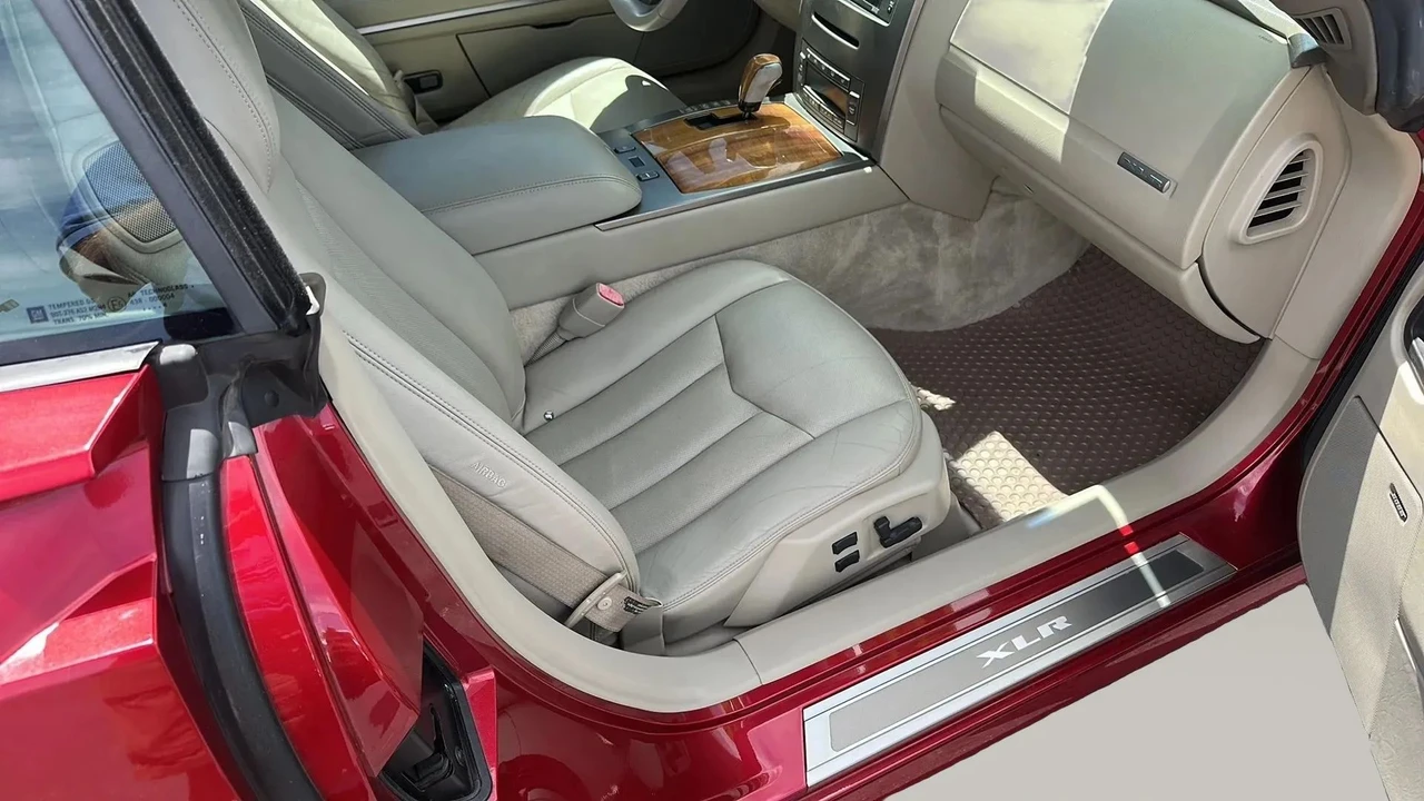 2005 Cadillac XLR - Image 13 of 31