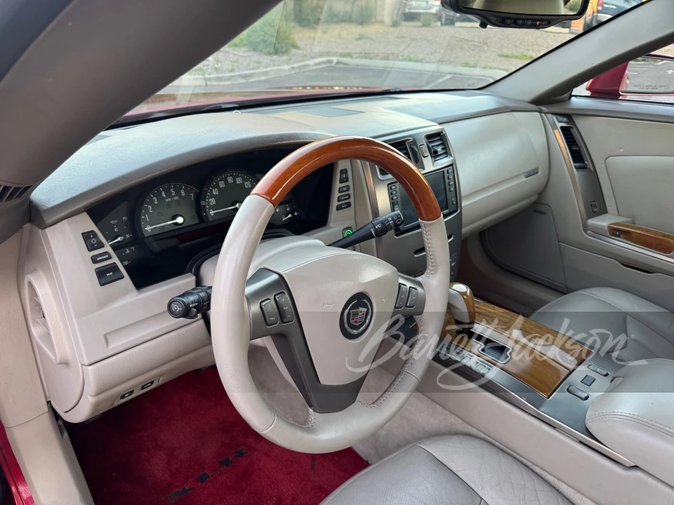 2005 Cadillac XLR - Image 8 of 17