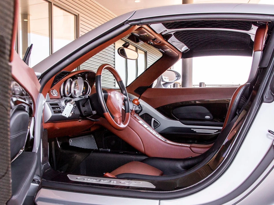 2005 Porsche Carrera GT - Image 12 of 30