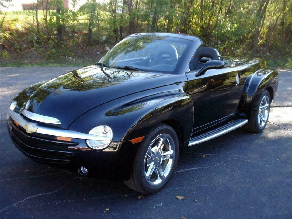 2005 Chevrolet SSR - Image 2 of 3
