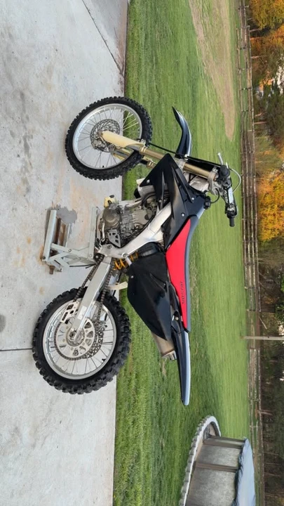 2005 Honda CR - Image 3 of 4
