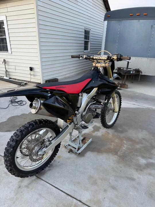 2005 Honda CR - Image 2 of 4