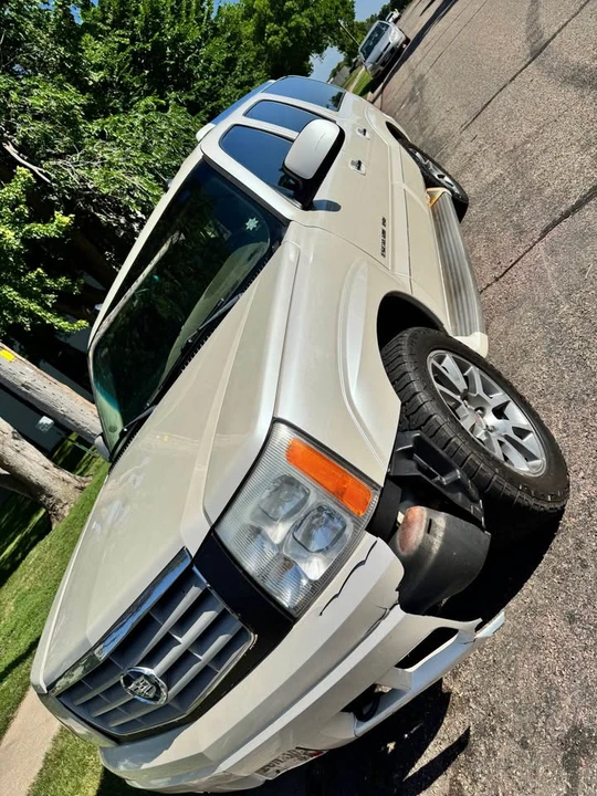 2005 Cadillac Escalade & EXT 2nd Gen - Image 2 of 19