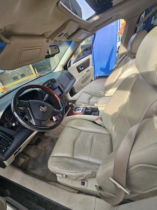 2005 Cadillac SRX - Image 14 of 16