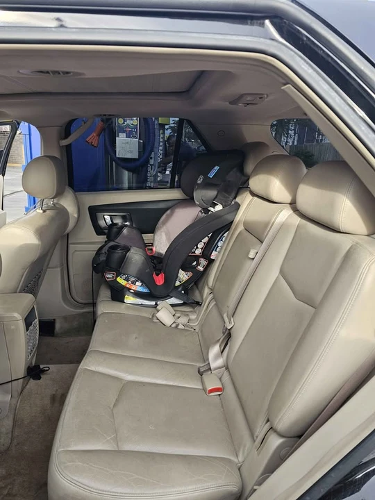 2005 Cadillac SRX - Image 10 of 16