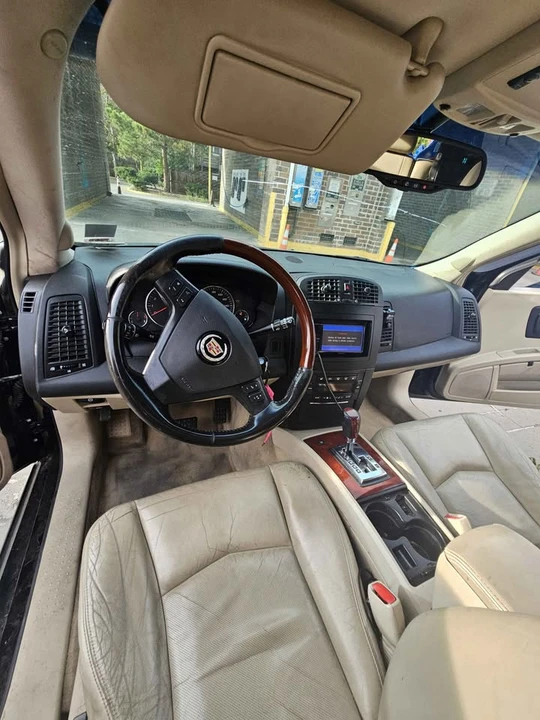 2005 Cadillac SRX - Image 12 of 16